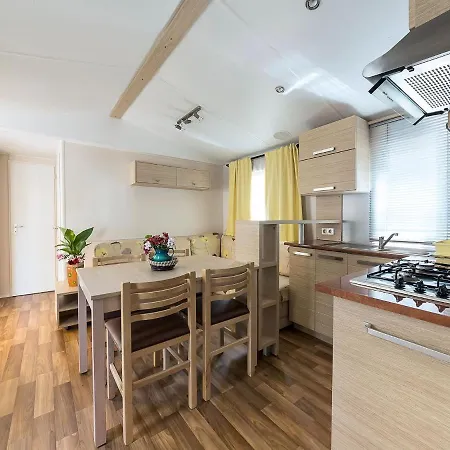 Attractive Mobile In With Shared Pool *